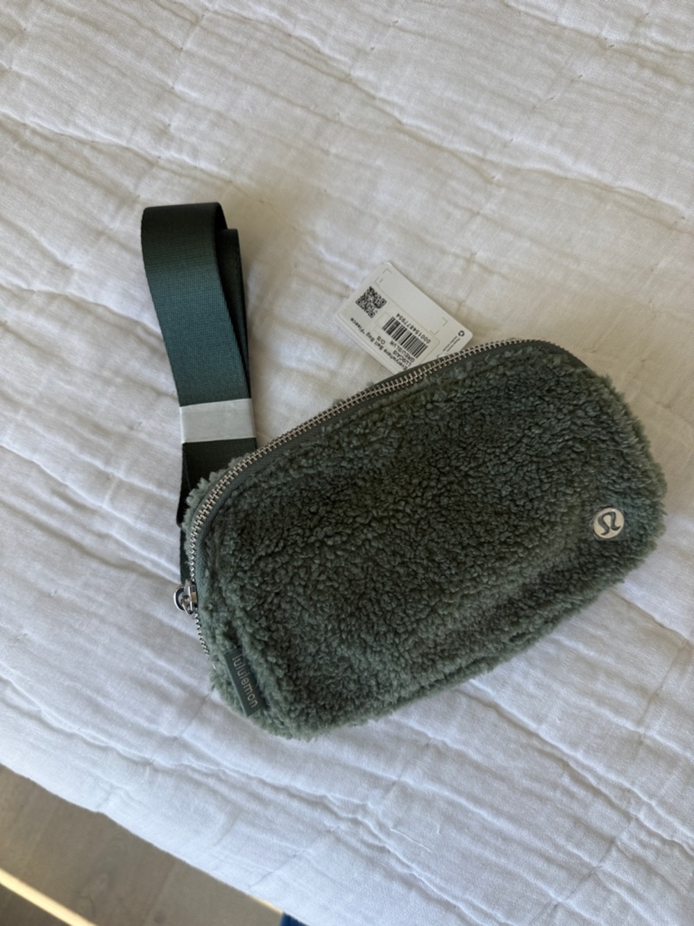 New with tags lululemon Sherpa Belt Bag in Forest Green